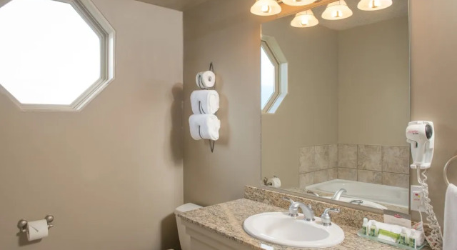 Полулюкс Hilltop Inn - Salmon Arm