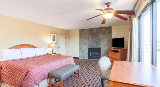 Двухместный люкс Clarion Inn & Suites near the Leconte Center Pigeon Forge