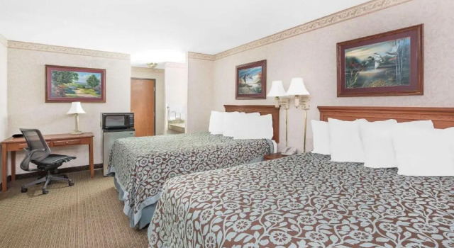 Четырёхместный номер Standard Days Inn & Suites by Wyndham Brinkley