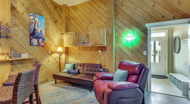 Chic Surf City Retreat w/ Pool < 1 Block to Beach!, Забронировать Отель Сёрф-Сити Северная Каролина, рядом с Причал Серф-Сити