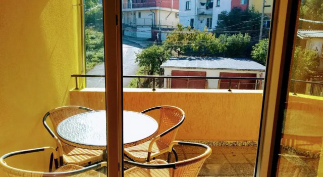 Апартаменты Yellow House Apartment