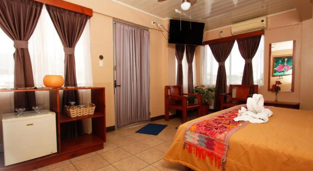 Полулюкс Hotel Las Colinas
