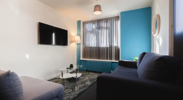 6 bed Residential home with Parking