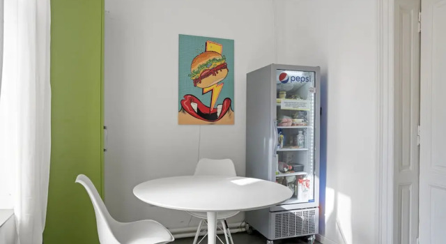 Кровать в общем номере с видом на внутренний двор Nest Boutique Hostel