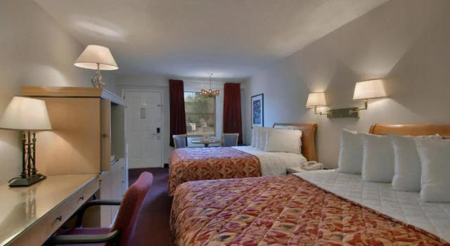 Четырёхместный номер Standard Bourbon Capital Inn