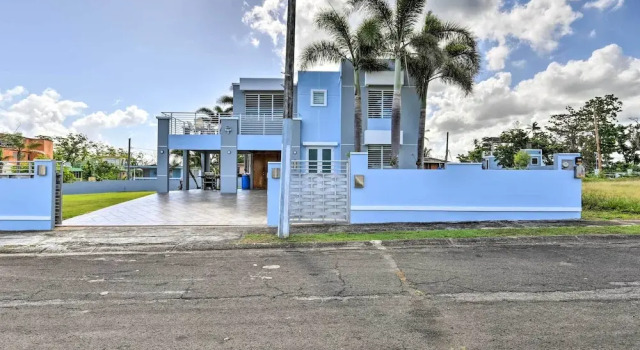 Коттедж с 3 комнатами с балконом Oceanside Vega Baja Beach House Paradise w/ Views!
