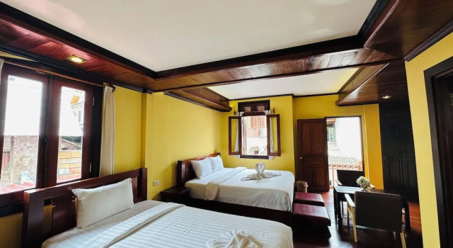 Трёхместный номер Luxury с балконом Villa Phonethip Mekong Riverside