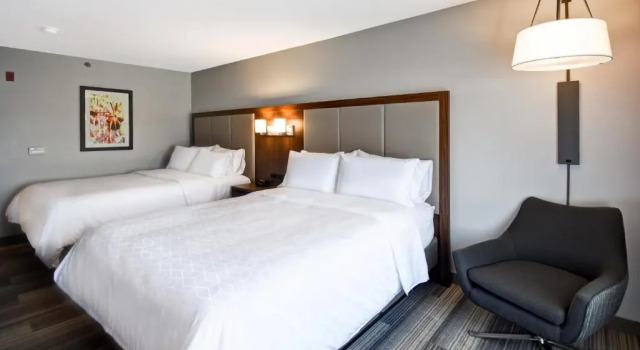 Четырёхместный номер Deluxe Holiday Inn Express & Suites Schererville by IHG