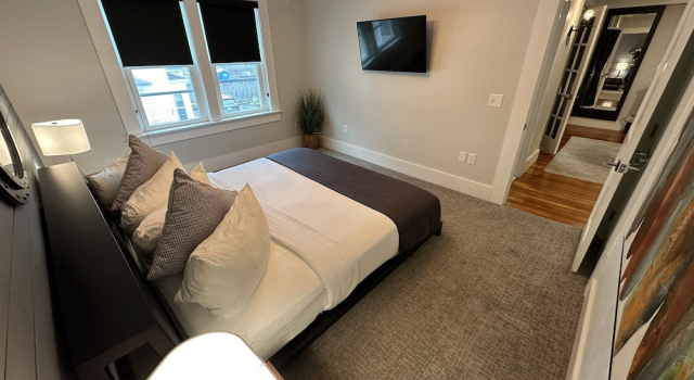 Large Three Room Suite 2 Bed/1 Bath In Downtown - Unit 4 2 Bedroom Home