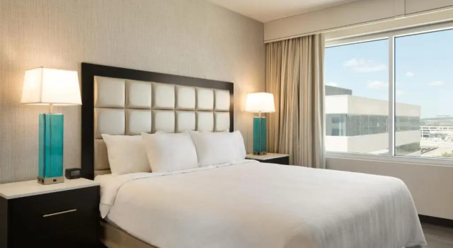 Двухместный люкс с 2 комнатами Embassy Suites By Hilton San Antonio Landmark