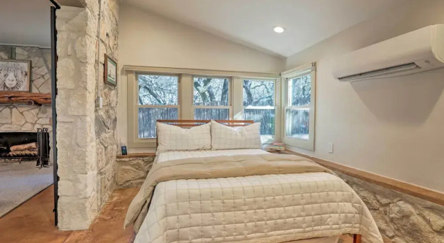 Blanco Riverfront Historic Home, 3 Mi to Downtown!, Buchen Sie Ferienhaus Villen in Albert, Villa