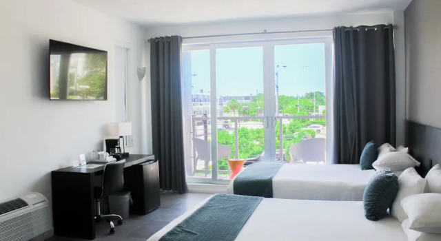 Четырёхместный полулюкс с балконом и с видом на город MB Hotel, Trademark Collection by Wyndham