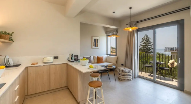 Люкс с балконом и с видом на море Topos Suites