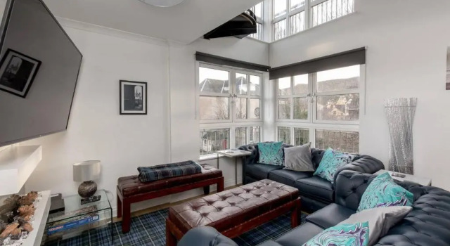 ALTIDO Cool Space Old Town 3Bed Apt with Balcony and Parking, Забронировать Отель Старый город Эдинбург, рядом с Железнодорожный вокзал Эдинбург-Уэверли