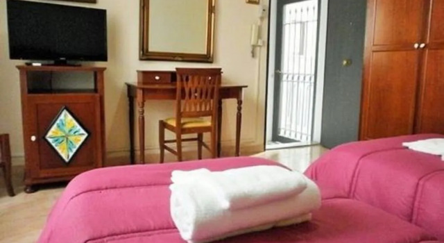 I Cappuccini B&B, Забронировать Отель «постель и завтрак» Катания Сицилия, рядом с Парк Вилла Беллини