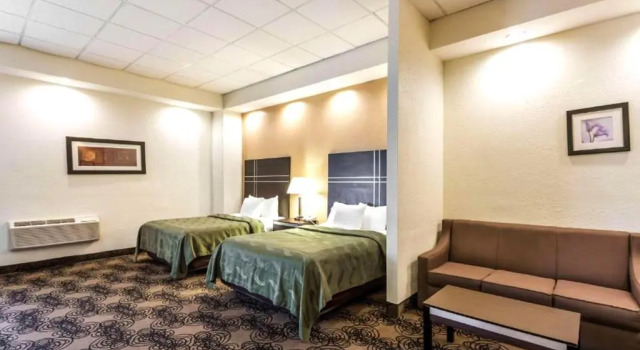 Четырёхместный номер Superior Norwood Inn & Suites Milwaukee