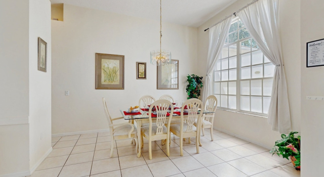 Коттедж Home Near Disney/golf With Screened Pool, Spa, Pool Table, Foosball, AC, and W/D