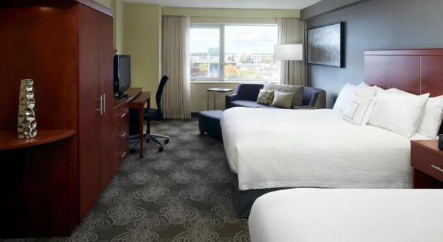 Четырёхместный номер Superior Courtyard by Marriott Montreal Airport
