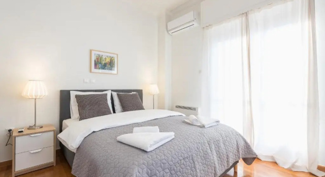 Renovated apt for 6 close to Metro