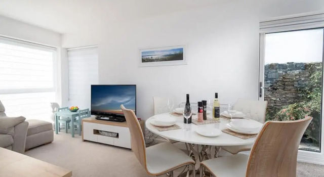 Modern Apartment in Deganwy With Parking
