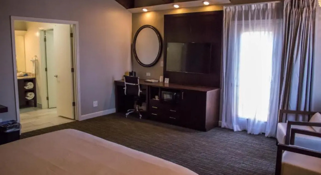 Двухместный номер Deluxe с балконом Munras Inn
