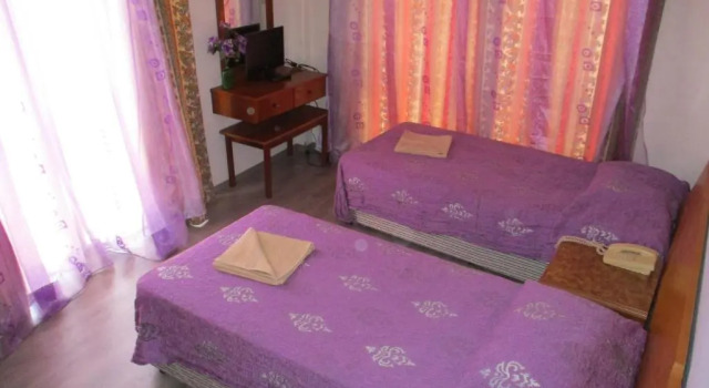 Postel ve společném pokoji pro muže Onisillos Hotel