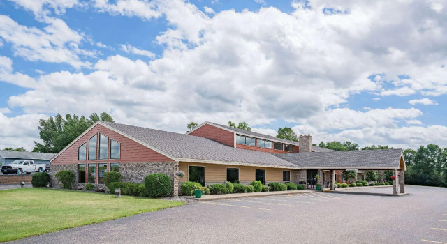 Четырёхместный номер Standard AmericInn by Wyndham Detroit Lakes