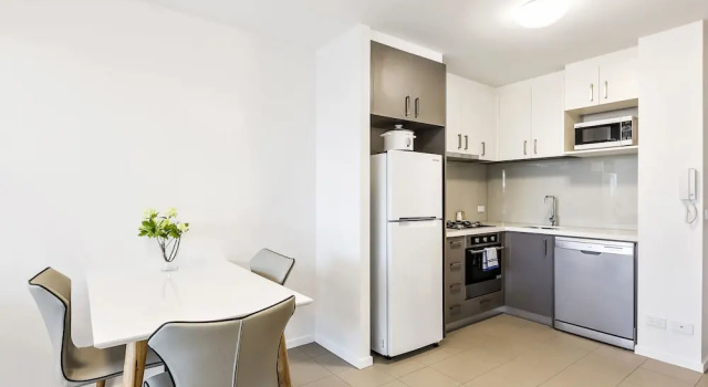 Четырёхместные апартаменты с 2 комнатами с балконом Poplar Sanctuary Apartments