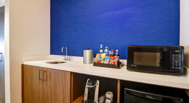 Четырёхместный номер Standard Holiday Inn Express Hotel & Suites Toronto - Markham by IHG