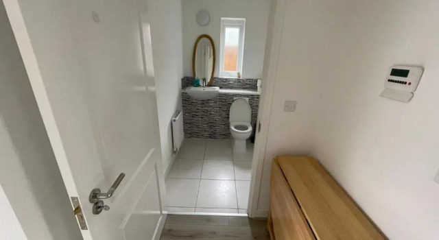 Large Spacious Room with Massive Bed and FREE WIFI, Забронировать Отель Отели Манчестера с парковкой, Парковка