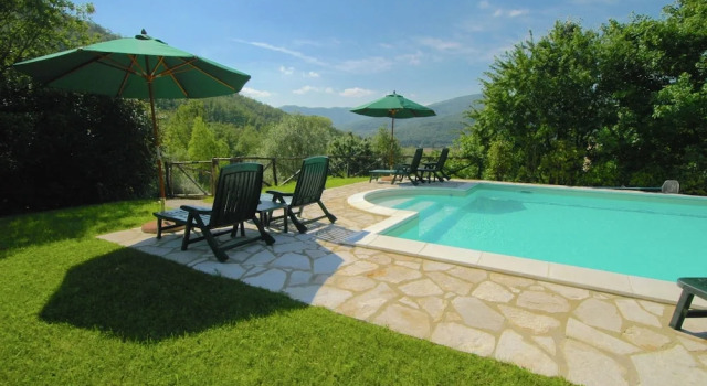 Коттедж Holiday House with Pool & Large Garden Overlooking Lake near Tuscany