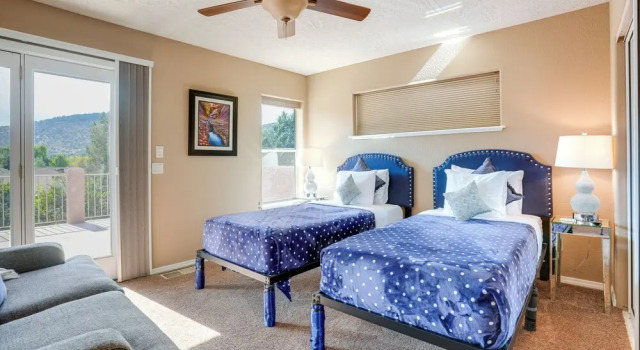 Covered Deck & Red Rock Views: Home in Sedona, Забронировать Дом для отпуска Виллы Вилладж оф Оук Крика, рядом с Sedona Dream Theater, Вилла