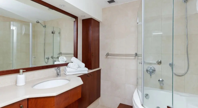 Апартаменты с балконом Beach Front Stylish Hugh 2DBR