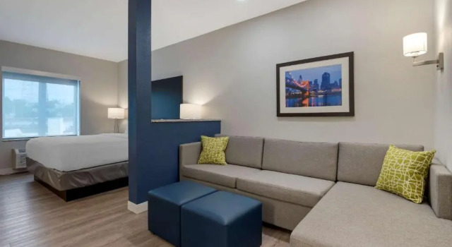 Номер Standard Comfort Suites Cincinnati University - Downtown