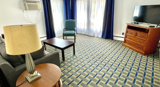 Люкс с 2 комнатами с балконом Ocean Breeze Motel