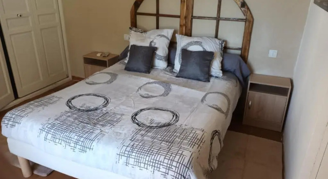 Chambres tomate, dans maison avec petit escalier et Stanna, à 6km du festival de piano de la roque d'anthéron, Rezerwuj Chalet Hotele w Rognes z parkingiem, Parking