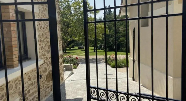 Gîte de Charme à Senlisse: Confort Haut de Gamme, Parc Arboré, Cheminée, Wifi Gratuit, Proche Châteaux - FR-1-527-9, Réserver Hôtel Senlisse Île-de-France