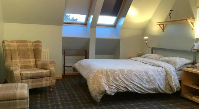 22 miles from Edinburgh-Double room-Welcoming B&B, Забронировать Отель «постель и завтрак» Отели Ланаркшир с парковкой, Парковка