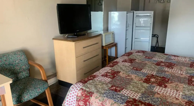 Номер Standard River Road Motel