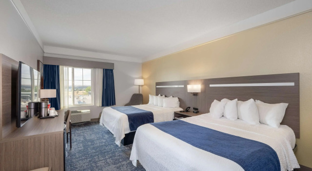Четырёхместный номер Standard SureStay Plus Hotel by Best Western Billings