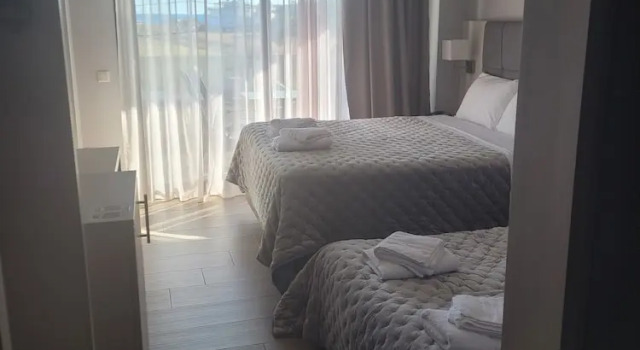 Четырёхместный номер Deluxe с балконом Peloton Inn