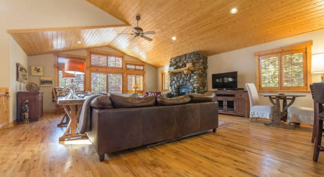Spacious Mountain Modern Home Sleeps 12 in KB!, Забронировать Дом для отпуска Коттеджи Норт-Лейк-Тахо, Коттедж