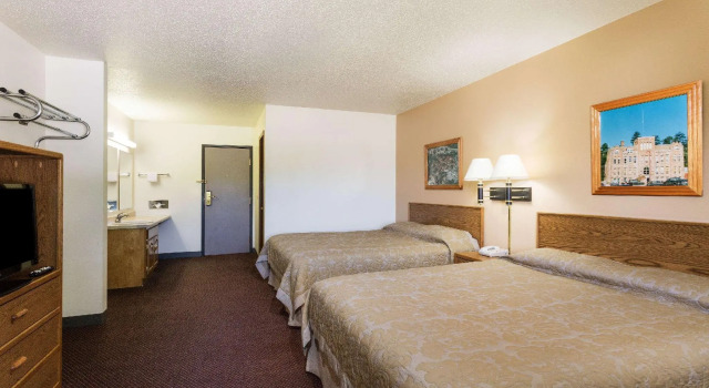 Четырёхместный номер Standard Super 8 by Wyndham Hot Springs