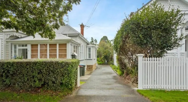 Cheerful 1 Bedroom Home with Free Parking
