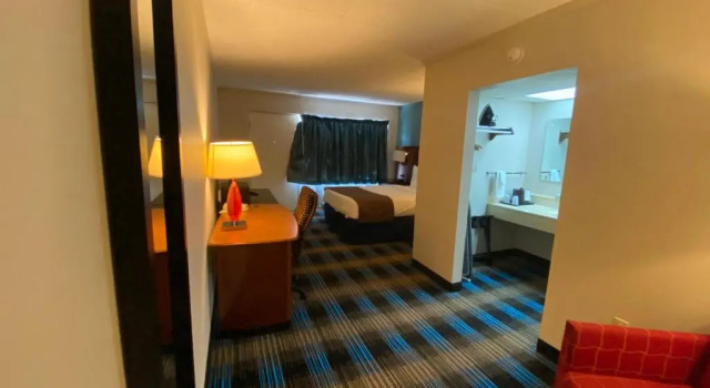 Двухместный номер Standard с балконом и с видом на озеро Days Inn & Suites by Wyndham St. Ignace Lakefront