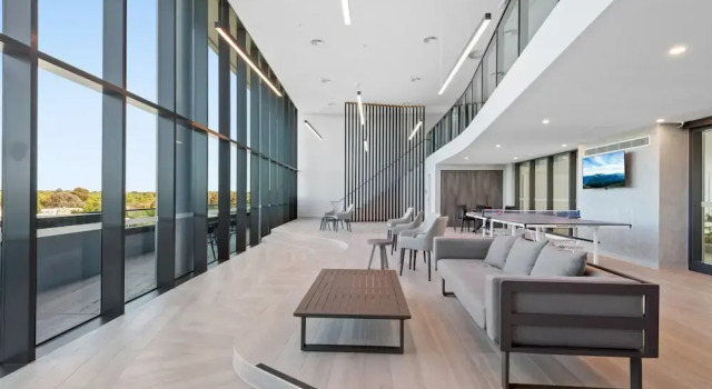 Stunning 1-bed With City Views and Amenities, Book Apartment Melbourne 