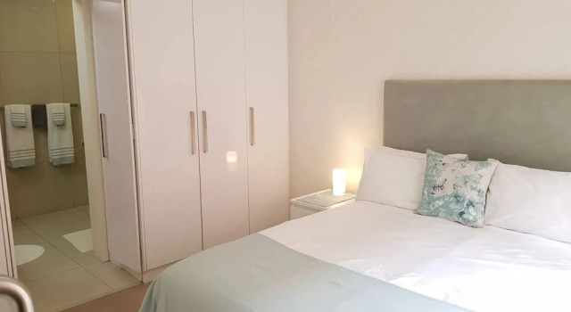 Stylish 1 BR Unit, pvt Garden, Free Wifi & Parking, Забронировать Апартаменты/квартира Сэндтон , рядом с Chilli Lane Shopping Centre