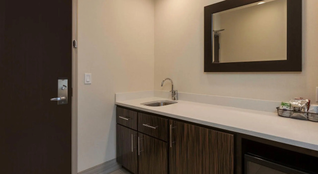 Кровать в общем номере Hampton Inn & Suites Bend