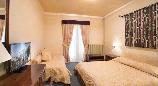 Трёхместный номер Standard с балконом Country Club Hotel & Suites