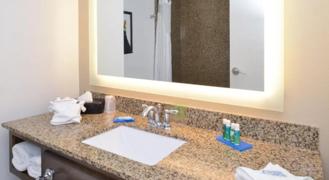 Четырёхместный номер Superior Holiday Inn Express Pocatello by IHG